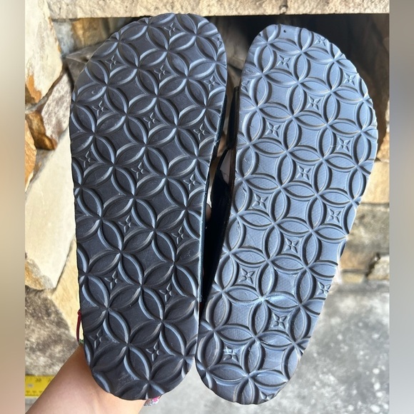 Muk Luks Black Criss-Cross women’s Sandals NWOB Sz-6. I - Picture 7 of 7